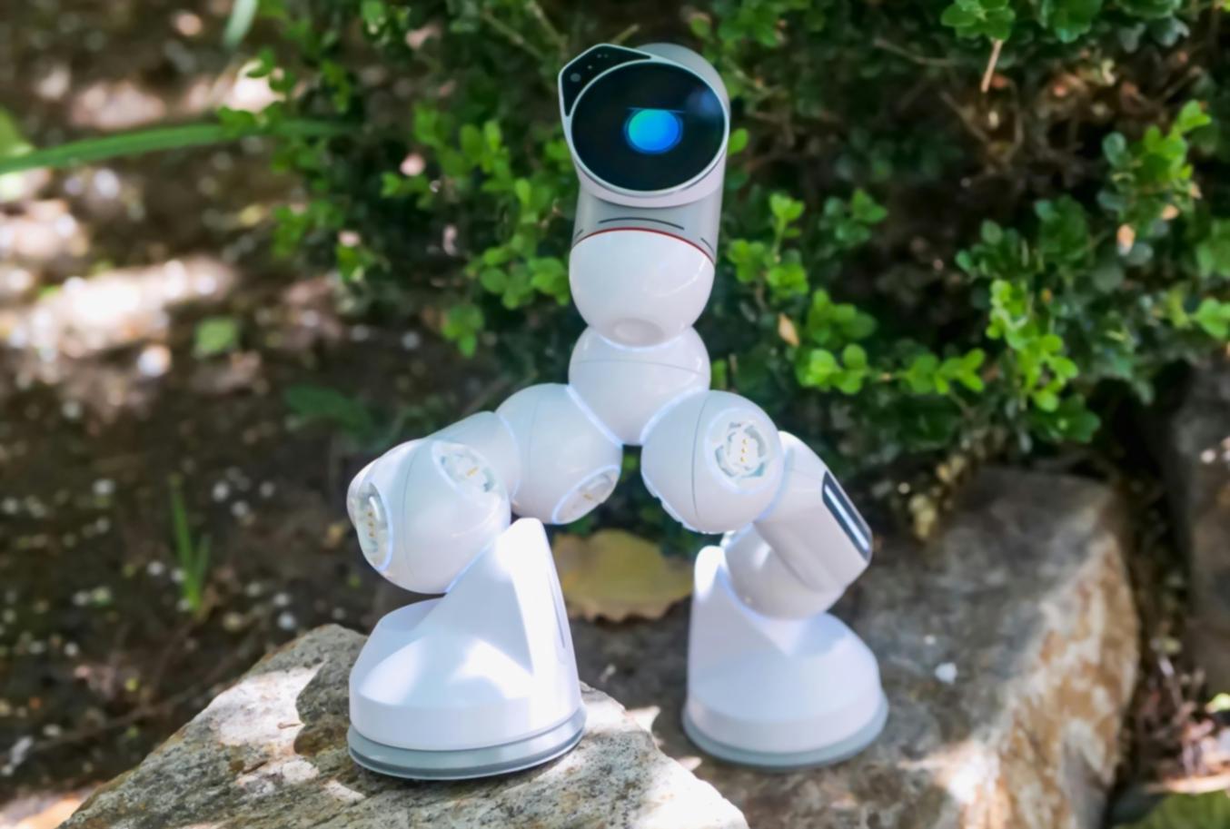 Teilnehmer experimentiert mit generativer KI für visuelle Kunstwerke